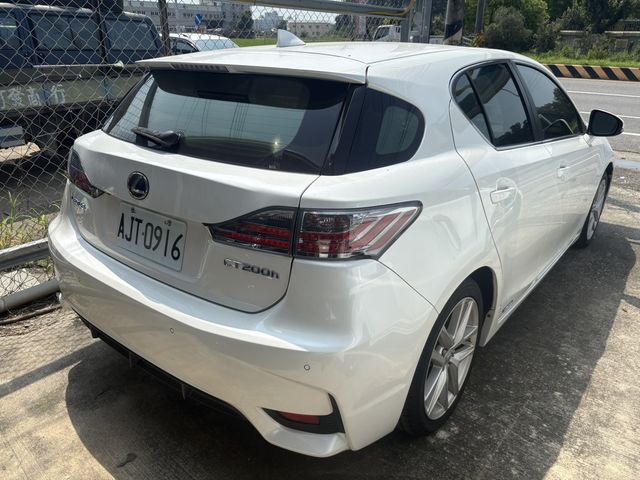 LEXUS凌志 CT200H  第3張相片