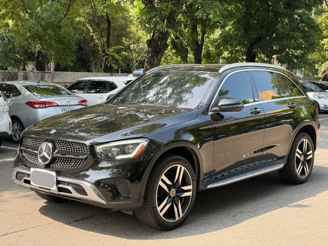 GLC300 SUV 多光束頭燈/HUD抬顯/盲點偵測/電尾門/安卓機/氣氛燈/環景原版件 定期保養  第1張相片