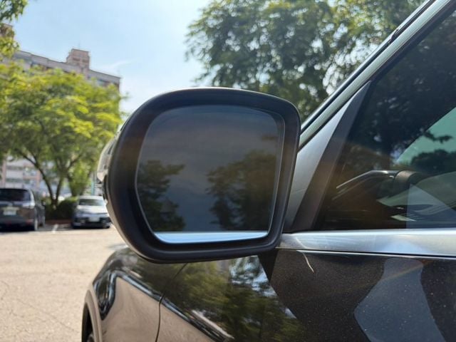 GLC300 SUV 多光束頭燈/HUD抬顯/盲點偵測/電尾門/安卓機/氣氛燈/環景原版件 定期保養  第5張相片