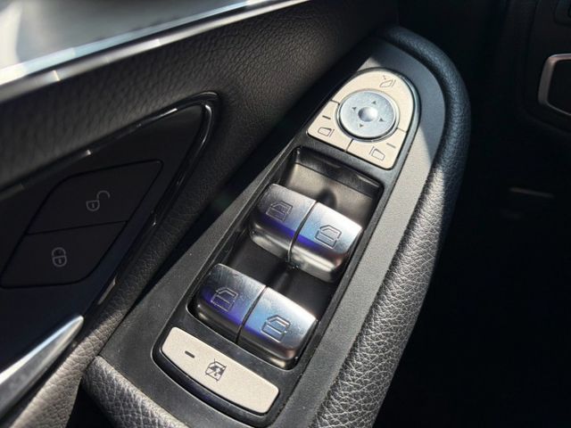 GLC300 SUV 多光束頭燈/HUD抬顯/盲點偵測/電尾門/安卓機/氣氛燈/環景原版件 定期保養  第10張相片
