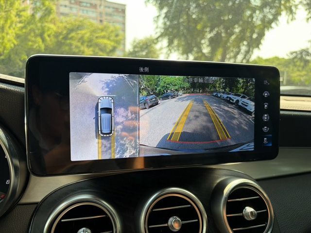 GLC300 SUV 多光束頭燈/HUD抬顯/盲點偵測/電尾門/安卓機/氣氛燈/環景原版件 定期保養  第13張相片