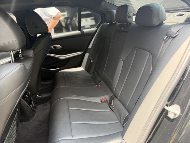 BMW寶馬 330I  第9張相片