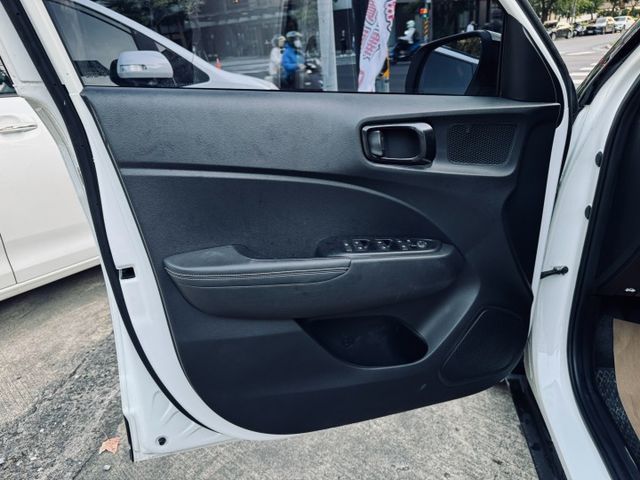 已深耕內湖22年的老店!一手車/免鑰匙/黑車頂/AppleCarPlay/衛星導航/恆溫空調  第7張相片