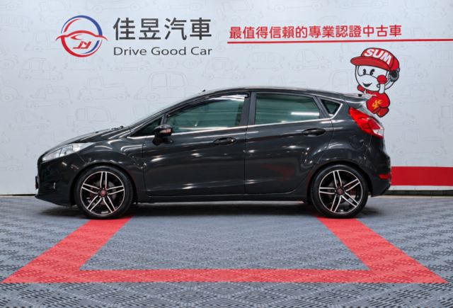 想找一台小巧靈活、又不失駕駛樂趣的掀背車？2017 FIESTA ，車身好掌握、日常通勤輕鬆好開，小車身也能帶來滿  第4張相片