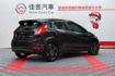 想找一台小巧靈活、又不失駕駛樂趣的掀背車？2017 FIESTA ，車身好掌握、日常通勤輕鬆好開，小車身也能帶來滿  第6張縮圖