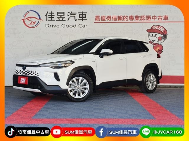 想找一台新年式、低里程又省油的家庭休旅？2024 Toyota Corolla Cross 油電尊爵版，僅1.4萬公里  第1張相片