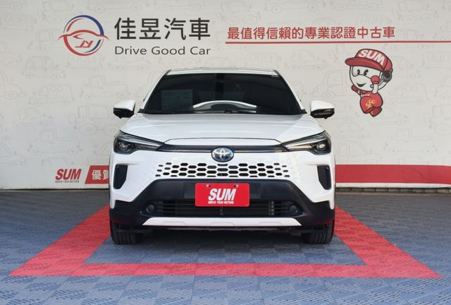 想找一台新年式、低里程又省油的家庭休旅？2024 Toyota Corolla Cross 油電尊爵版，僅1.4萬公里  第2張相片