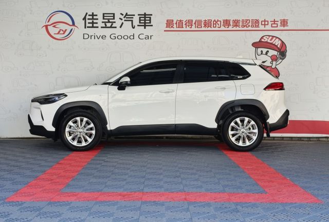 想找一台新年式、低里程又省油的家庭休旅？2024 Toyota Corolla Cross 油電尊爵版，僅1.4萬公里  第3張相片