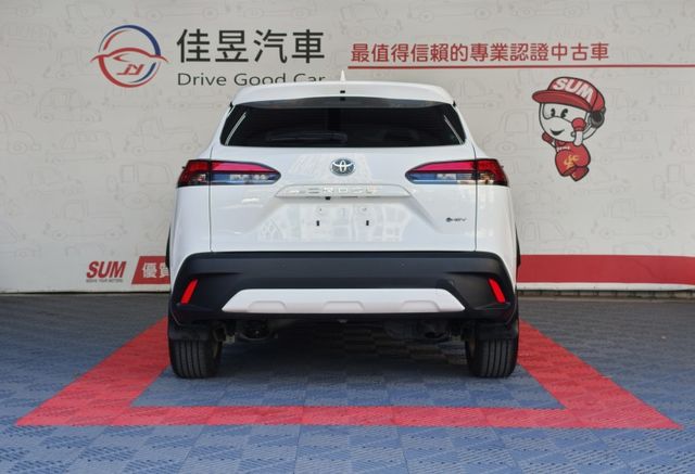 想找一台新年式、低里程又省油的家庭休旅？2024 Toyota Corolla Cross 油電尊爵版，僅1.4萬公里  第4張相片