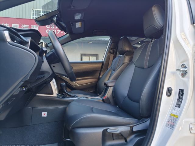 想找一台新年式、低里程又省油的家庭休旅？2024 Toyota Corolla Cross 油電尊爵版，僅1.4萬公里  第8張相片