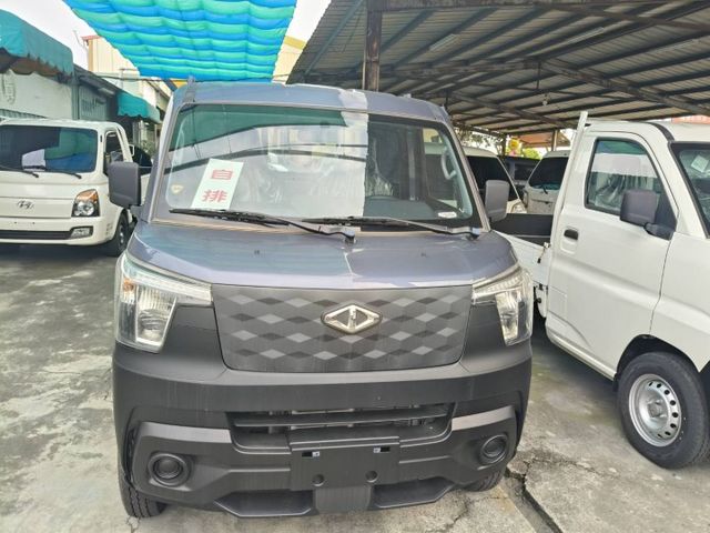 自排8速全新領牌車  還有白色  第2張相片