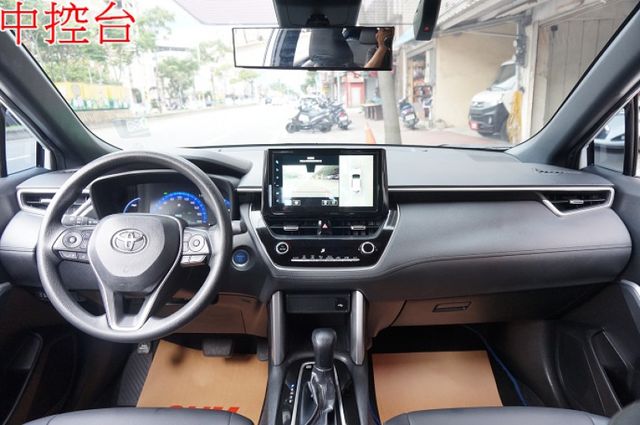 尊爵油電版.LED頭燈.環景.盲點.一手車.只跑4萬..全車100%原鈑件.車美如新.原廠保固中.零頭款.可全額貸  第5張相片