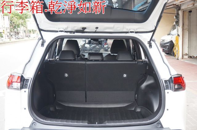 尊爵油電版.LED頭燈.環景.盲點.一手車.只跑4萬..全車100%原鈑件.車美如新.原廠保固中.零頭款.可全額貸  第8張相片