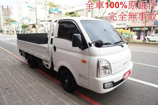 現代小霸王貨車(手自排.電動尾門).一手車.只跑3萬.里程保證.全車100%原鈑件.車美如新.零頭款.可全額貸  第2張相片