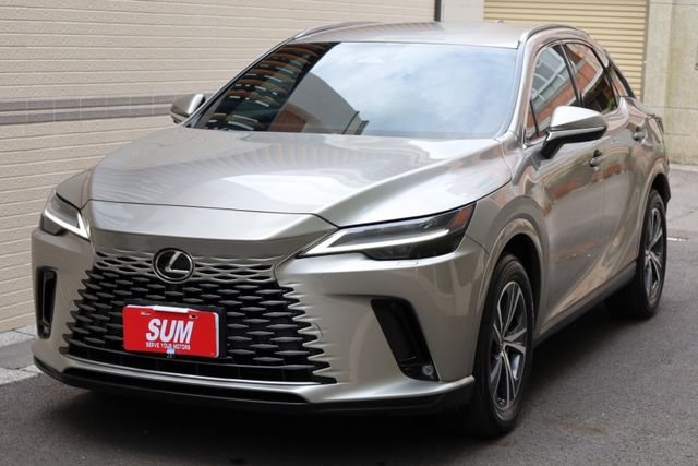 原鈑件 跑兩萬一 原廠保養 新車保固中 ACC IKEY 電動尾門 駕駛座電動記憶 冷熱通風椅  第2張相片