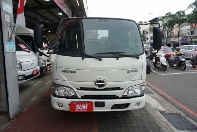 (附5尺雙折雙缸升降尾門) 2023年 HINO 14尺貨車/ 全車水噹噹 / 附4路.零頭款.可全額貸款  第3張相片