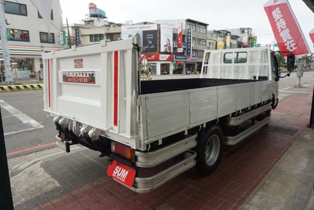 (附5尺雙折雙缸升降尾門) 2023年 HINO 14尺貨車/ 全車水噹噹 / 附4路.零頭款.可全額貸款  第8張相片