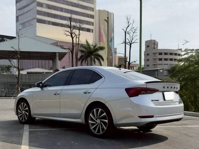 Octavia 1.5輕油電  原鈑件  安全配備齊全  安全省油科技舒適首選優質車  第2張相片