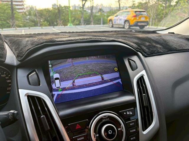 Focus 1.6 汽油時尚型 原鈑 安全的便宜代步車 小排量輕鬆保養省油  第11張相片