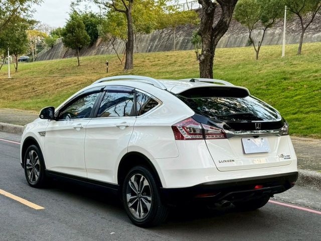 U6 turbo 魅力版 外型動感 空間實用 搭載渦輪引擎動力充足 配備豐富 科技感十足 是性價比極高的國產休旅車  第2張相片