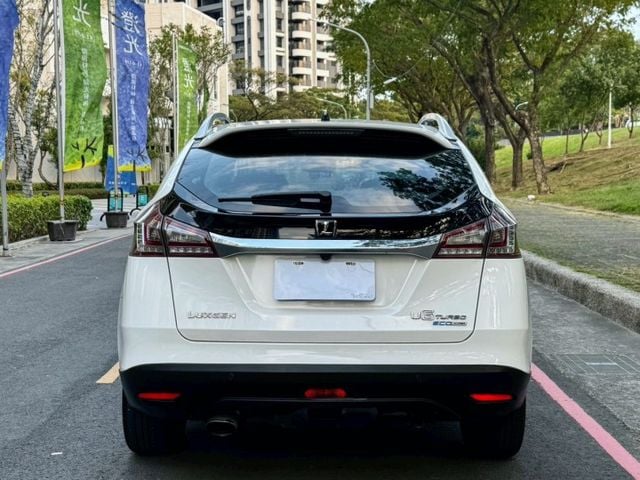 U6 turbo 魅力版 外型動感 空間實用 搭載渦輪引擎動力充足 配備豐富 科技感十足 是性價比極高的國產休旅車  第4張相片