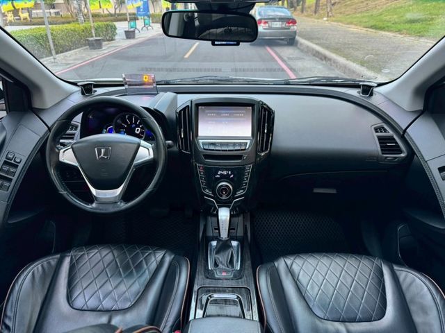 U6 turbo 魅力版 外型動感 空間實用 搭載渦輪引擎動力充足 配備豐富 科技感十足 是性價比極高的國產休旅車  第5張相片