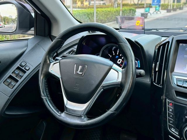 U6 turbo 魅力版 外型動感 空間實用 搭載渦輪引擎動力充足 配備豐富 科技感十足 是性價比極高的國產休旅車  第6張相片