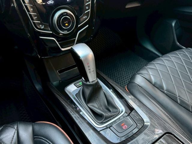 U6 turbo 魅力版 外型動感 空間實用 搭載渦輪引擎動力充足 配備豐富 科技感十足 是性價比極高的國產休旅車  第9張相片