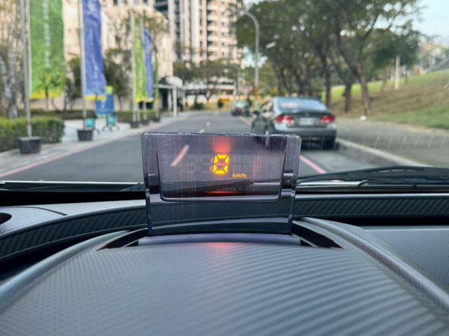 U6 turbo 魅力版 外型動感 空間實用 搭載渦輪引擎動力充足 配備豐富 科技感十足 是性價比極高的國產休旅車  第10張相片
