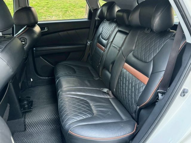 U6 turbo 魅力版 外型動感 空間實用 搭載渦輪引擎動力充足 配備豐富 科技感十足 是性價比極高的國產休旅車  第13張相片