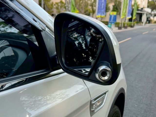 U6 turbo 魅力版 外型動感 空間實用 搭載渦輪引擎動力充足 配備豐富 科技感十足 是性價比極高的國產休旅車  第15張相片
