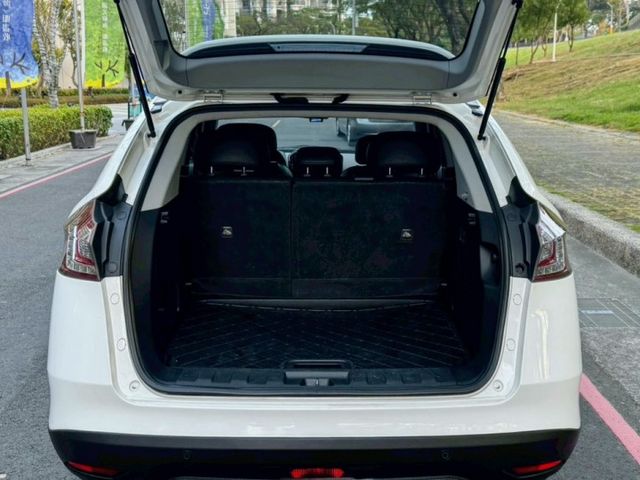 U6 turbo 魅力版 外型動感 空間實用 搭載渦輪引擎動力充足 配備豐富 科技感十足 是性價比極高的國產休旅車  第16張相片