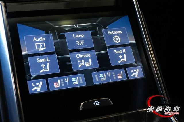 後座冰箱、後座48吋巨幕、後座按摩椅、後座通風椅、全景式天窗，新車價520萬  第13張相片