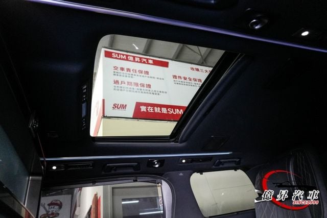 後座冰箱、後座48吋巨幕、後座按摩椅、後座通風椅、全景式天窗，新車價520萬  第15張相片