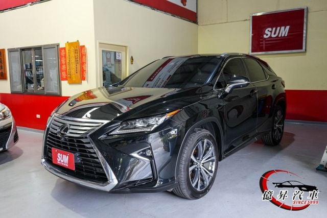 全景天窗、雙前座通風椅、抬頭顯示器、ACC跟車，絕版V6自然進氣，新車價291萬  第1張相片