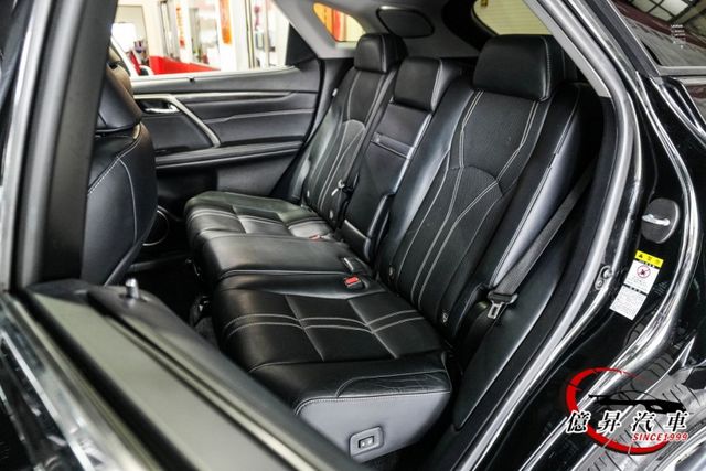 全景天窗、雙前座通風椅、抬頭顯示器、ACC跟車，絕版V6自然進氣，新車價291萬  第9張相片