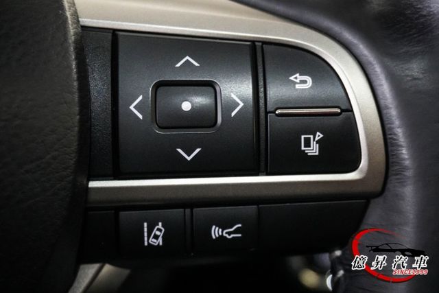 全景天窗、雙前座通風椅、抬頭顯示器、ACC跟車，絕版V6自然進氣，新車價291萬  第12張相片