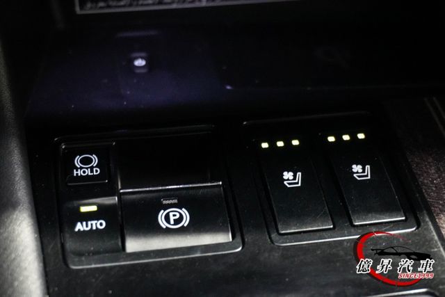 全景天窗、雙前座通風椅、抬頭顯示器、ACC跟車，絕版V6自然進氣，新車價291萬  第18張相片