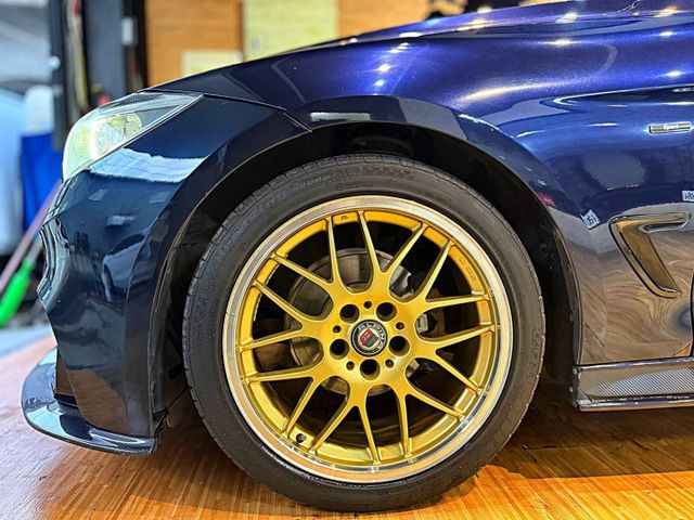 320I GT 全車M套件 四出+閥門 升降尾翼 天窗 I-KEY 電動椅 碳纖維方向盤 倒車顯影  第7張相片