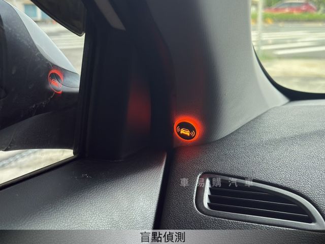 旗艦型/免鑰摸門/盲點偵測/倒車顯影/電動天窗/定速/電折/雙區空調  第13張相片