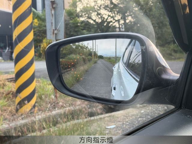 旗艦型/免鑰摸門/盲點偵測/倒車顯影/電動天窗/定速/電折/雙區空調  第15張相片