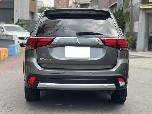 MITSUBISHI三菱 OUTLANDER  第4張相片