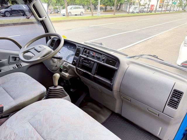 10.5尺硬頂篷式｜三噸半六輪｜手排貨斗｜一手車原鈑件   商用載貨首選｜五面掀篷式｜底盤安靜無異音｜一年跑不到一萬  第5張相片