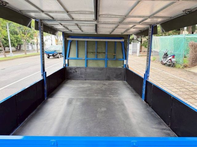 10.5尺硬頂篷式｜三噸半六輪｜手排貨斗｜一手車原鈑件   商用載貨首選｜五面掀篷式｜底盤安靜無異音｜一年跑不到一萬  第7張相片