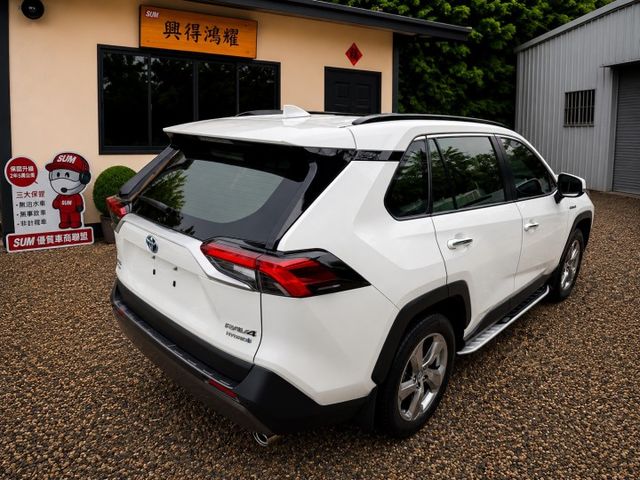 RAV4 油電旗艦 4WD，一次擁有省油、高安全、高配備與高保值，原鈑件搭配原廠保養紀錄，買回去就是安心開、放心開！  第2張相片