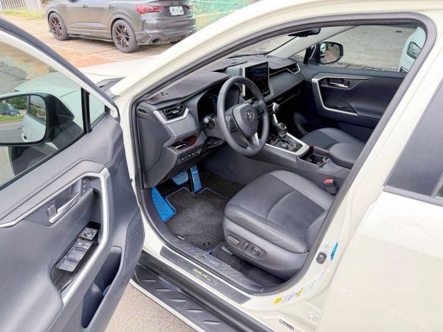 RAV4 油電旗艦 4WD，一次擁有省油、高安全、高配備與高保值，原鈑件搭配原廠保養紀錄，買回去就是安心開、放心開！  第3張相片