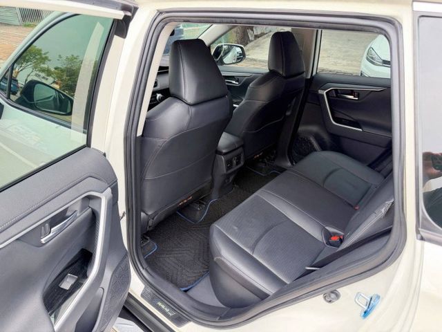 RAV4 油電旗艦 4WD，一次擁有省油、高安全、高配備與高保值，原鈑件搭配原廠保養紀錄，買回去就是安心開、放心開！  第9張相片