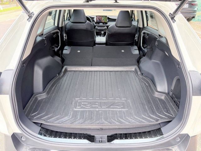 RAV4 油電旗艦 4WD，一次擁有省油、高安全、高配備與高保值，原鈑件搭配原廠保養紀錄，買回去就是安心開、放心開！  第12張相片