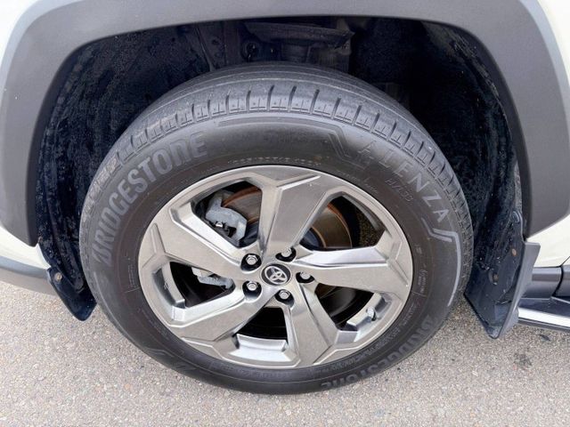 RAV4 油電旗艦 4WD，一次擁有省油、高安全、高配備與高保值，原鈑件搭配原廠保養紀錄，買回去就是安心開、放心開！  第18張相片