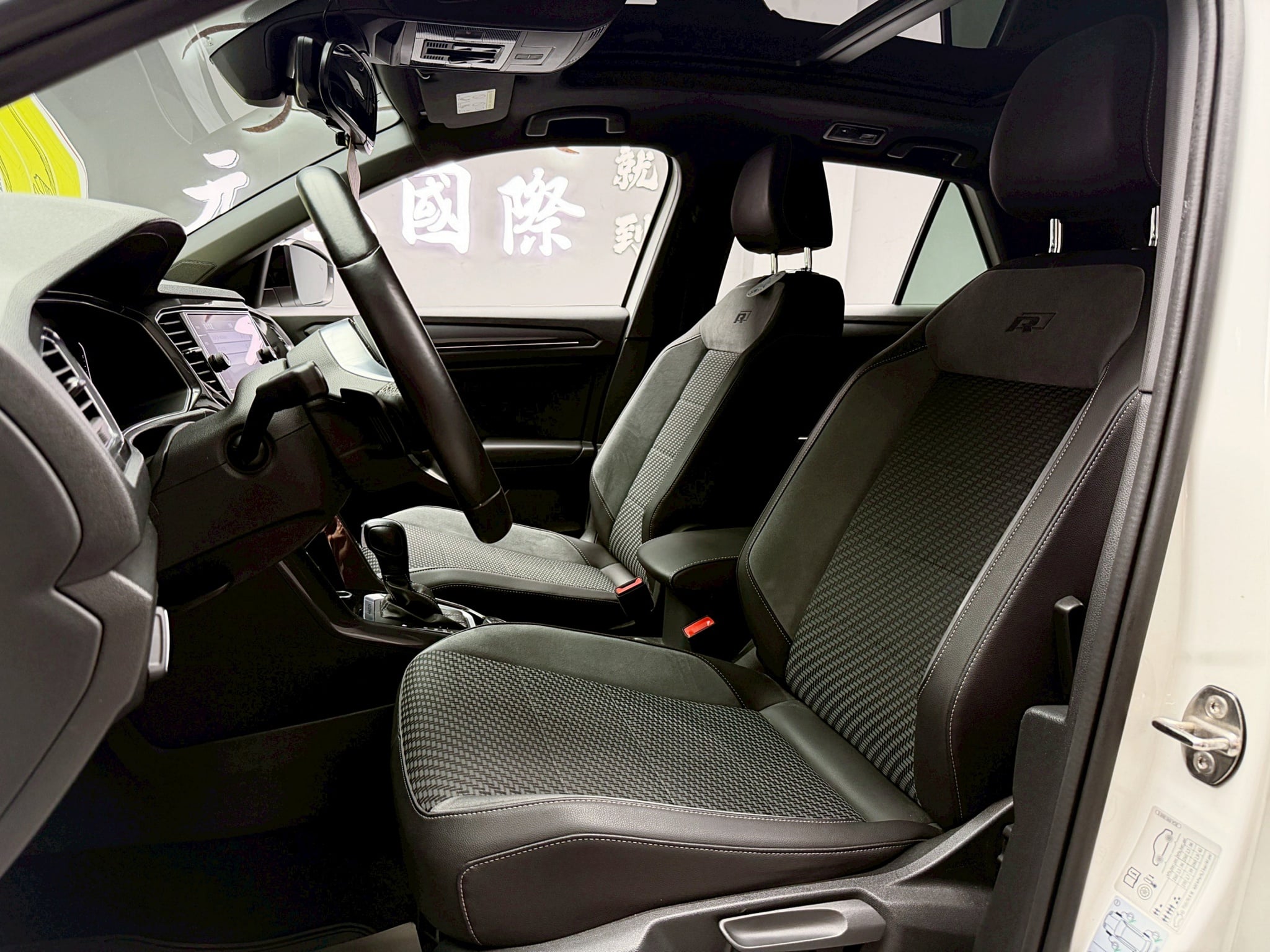 全台到府賞車 2020/21 Volkswagen TROC 330TSI R-Line Performance 4Motion『小李經理』元禾國際車業/中古車/促銷中  第14張相片